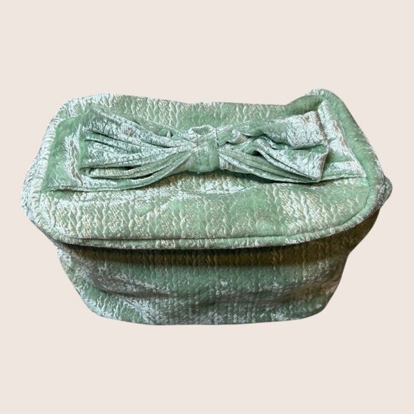 💚 ANTHROPOLOGIE VANITY COSMETIC CASE MINT GREEN VELVET NWT - Picture 4 of 8